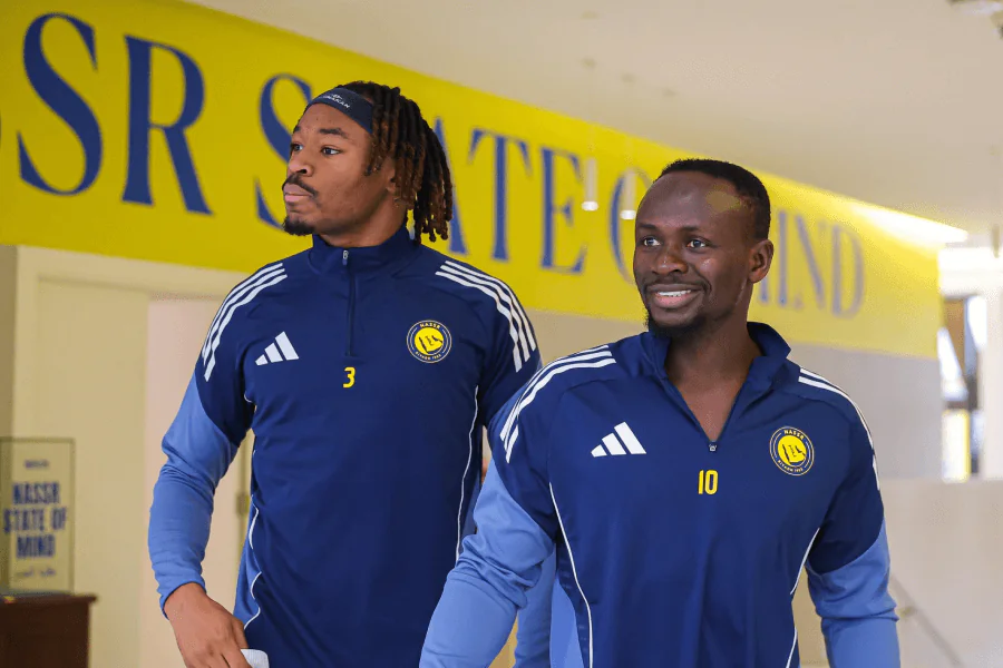 Les joueurs d'Al-Nassr se congratulent après la victoire 1-0 contre NEOM