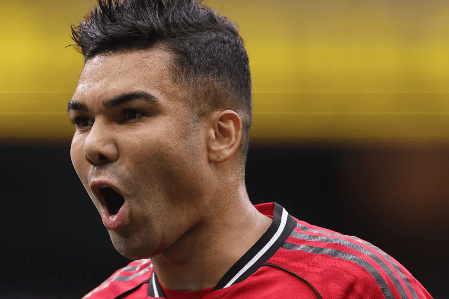 Casemiro en duel au milieu de terrain contre un adversaire de Premier League