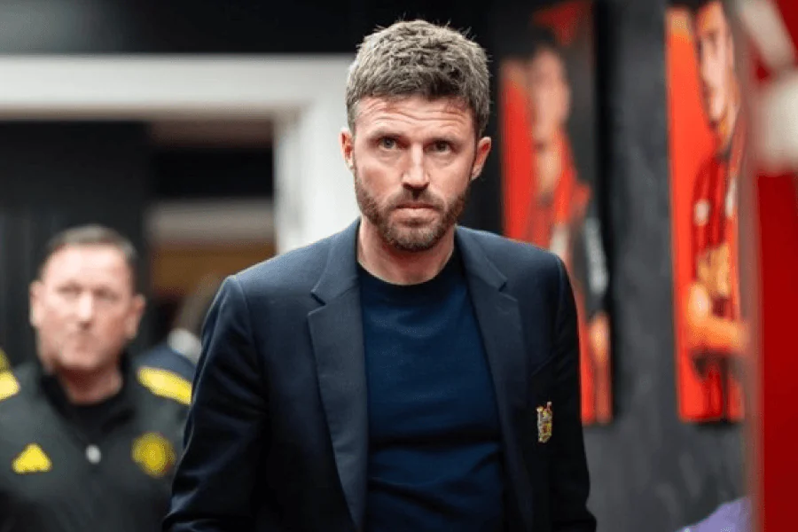 Michael Carrick entraîneur Manchester United lors d'une conférence de presse

