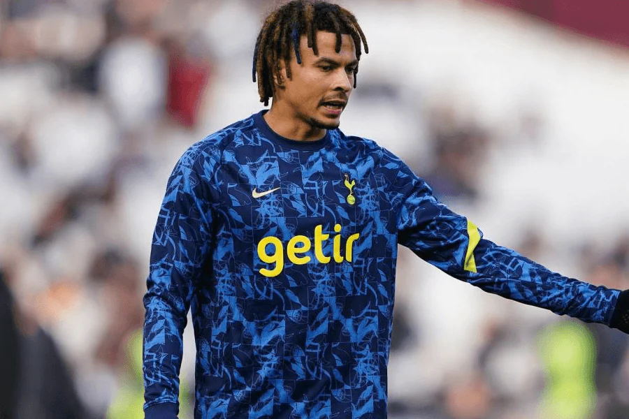 Dele Alli célèbre un but au Tottenham Hotspur Stadium devant les supporters