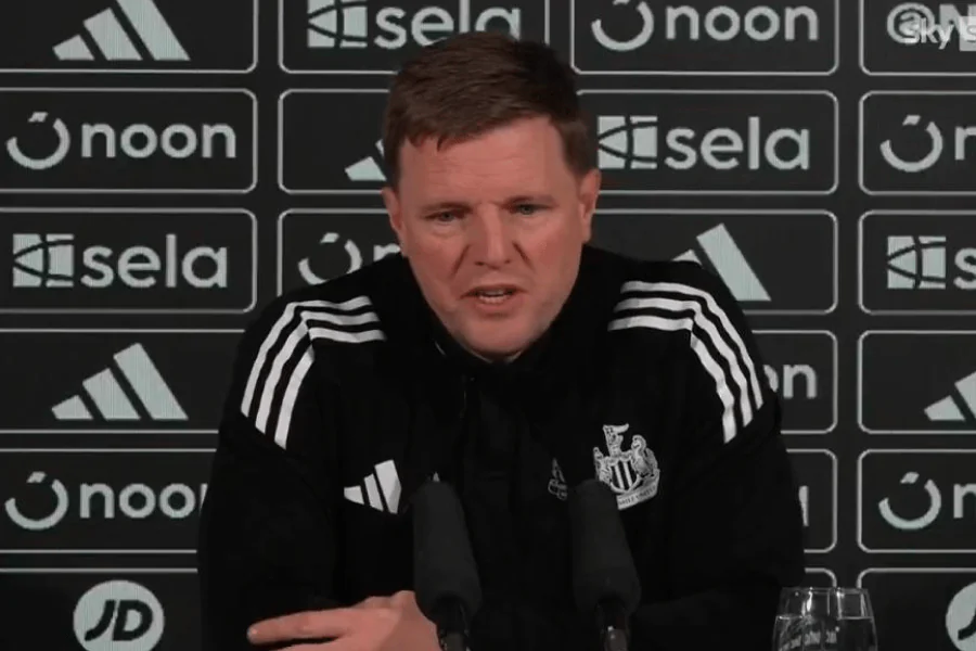 Eddie Howe entraîneur de Newcastle analyse le match depuis le bord du terrain