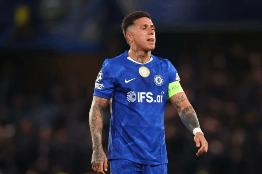 Enzo Fernandez répondant aux journalistes après la défaite face au PSG