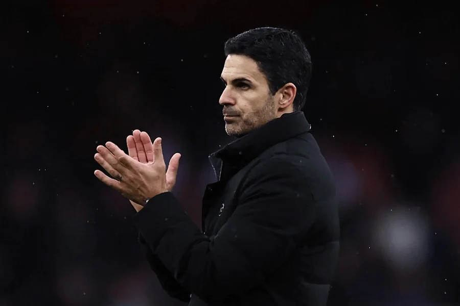 Mikel Arteta et Fabian Hürzeler échangeant des mots sur la ligne de touche Brighton Arsenal