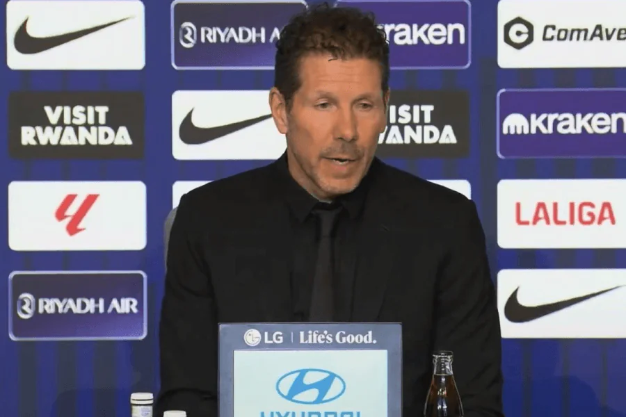 Diego Simeone entraîneur Atletico Madrid geste bord terrain