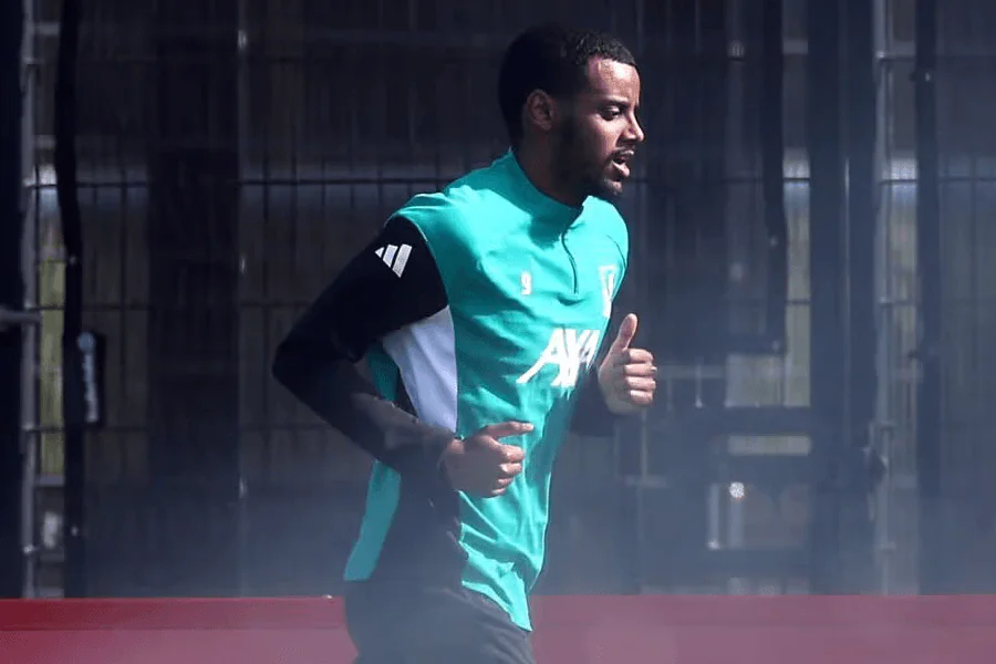 Alexander Isak blessure péroné soins terrain Liverpool Tottenham décembre