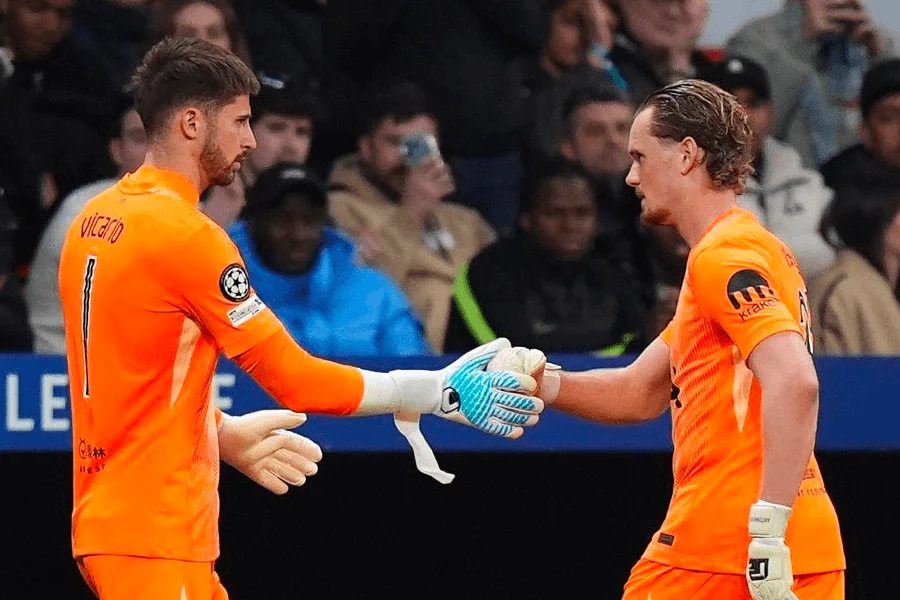 Kinsky remplacé à la 17e minute Atlético Madrid Ligue des Champions huitièmes 2026