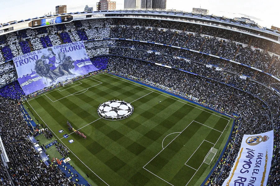 Santiago Bernabéu illuminé la nuit lors d'un match du Real Madrid en Liga

