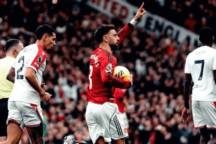 Bruno Fernandes capitaine Manchester United balle au pied Old Trafford