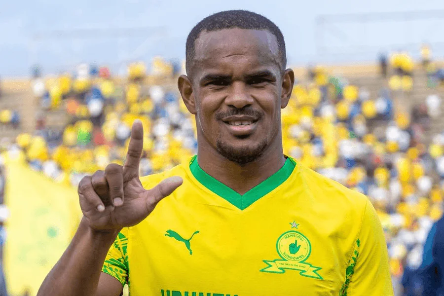 Rayners en duel offensif lors d'un match de Premier Soccer League