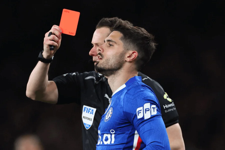 Pedro Neto expulsé Chelsea Arsenal carton rouge Premier League