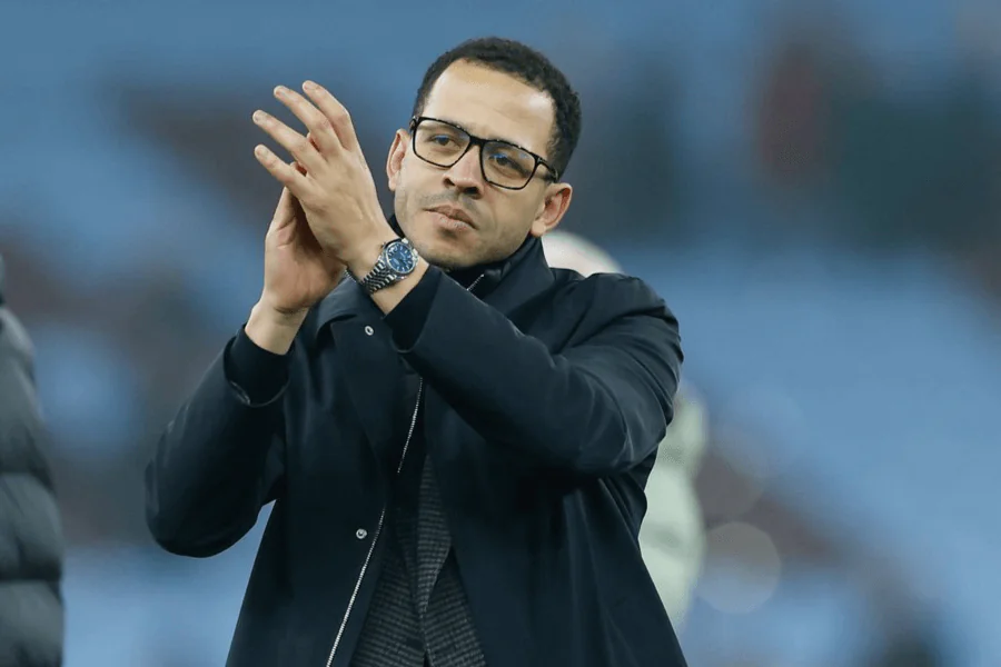 Liam Rosenior donne des instructions tactiques sur le banc de Chelsea
