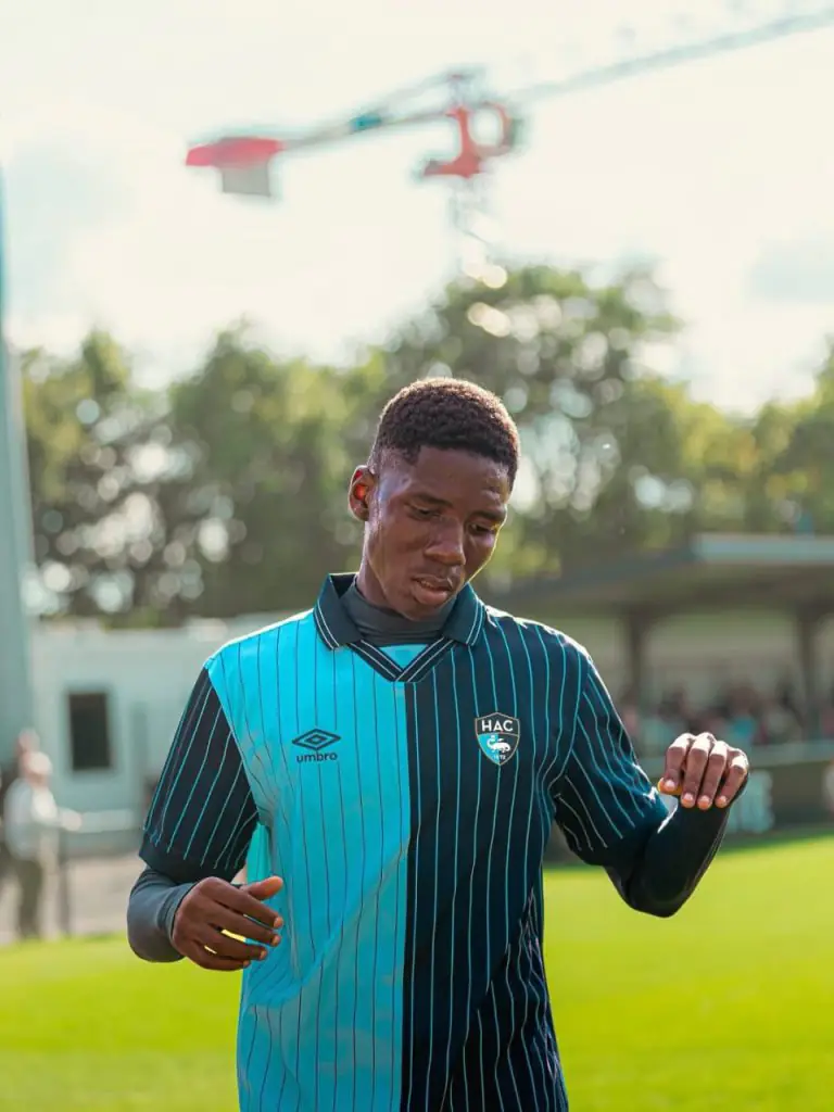 Oui, Sahmkou Camara est un international guinéen (Syli National). Né à Paris, il a choisi de représenter la Guinée sur la scène internationale.
