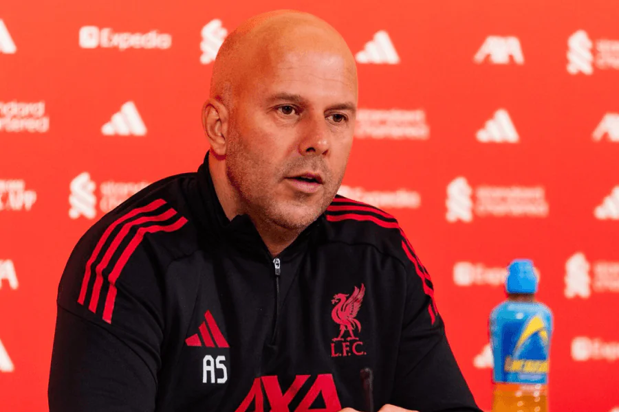 Arne Slot entraîneur Liverpool banc tactique Premier League 2026