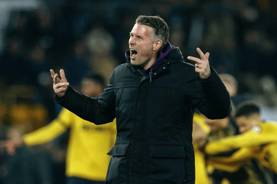 Rob Edwards entraîneur Wolverhampton court vers le banc de touche célébration victoire Liverpool