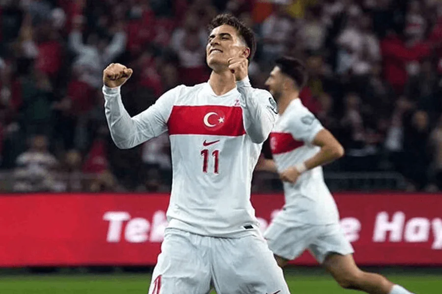 Kenan Yildiz avec le maillot de la sélection nationale turque lors d'un match officiel

