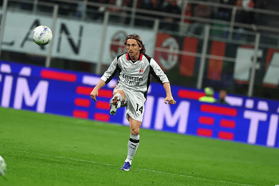 Joueurs AC Milan déçus sur le terrain du stade Diego Armando Maradona