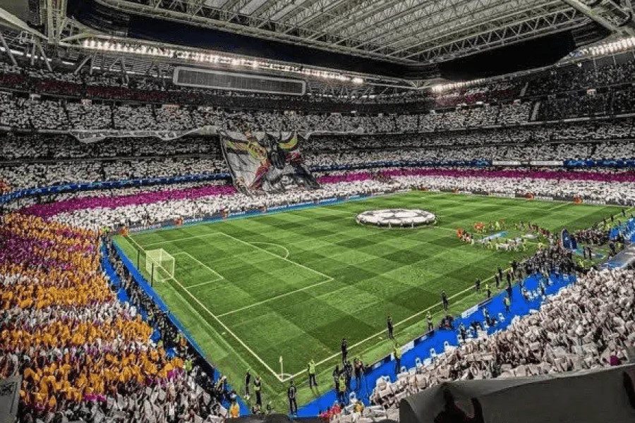 Vue aérienne du stade Bernabéu lors d'une nuit de Ligue des Champions 2026