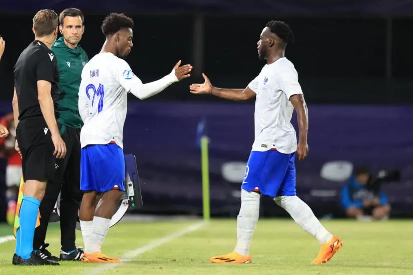 Arnaud Kalimuendo célébrant un but avec l'Eintracht Francfort

