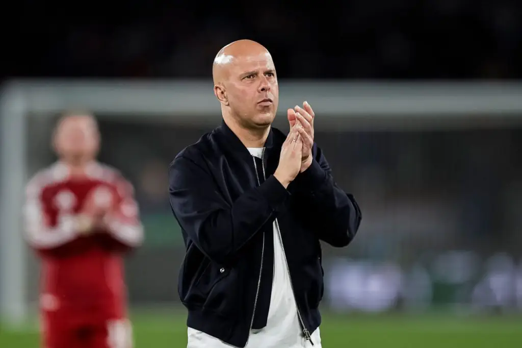 Arne Slot écarte les rumeurs de licenciement à Liverpool. L'entraîneur affirme bénéficier du soutien total des propriétaires et des fans.
