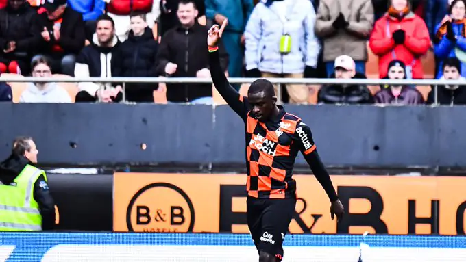 Bamba Dieng sous le maillot de l'Olympique de Marseille lors d'un match de Ligue 1 en 2022