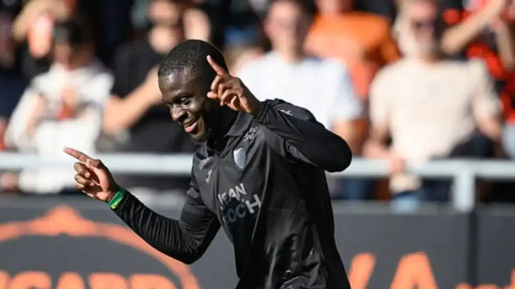 Bamba Dieng attaquant sénégalais du FC Lorient célébrant un but en Ligue 1 saison 2025-26