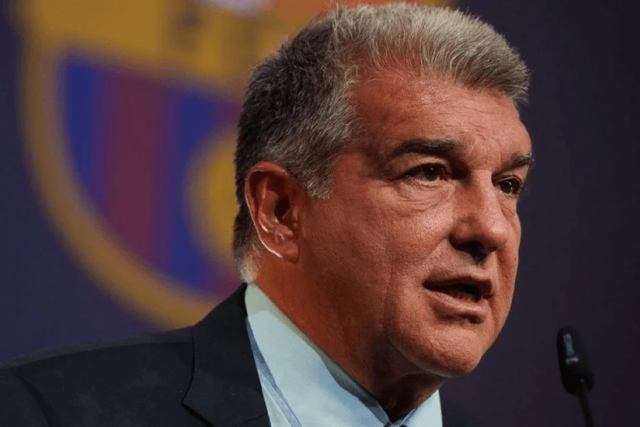 Joan Laporta président du FC Barcelone lors d'une conférence de presse mercato