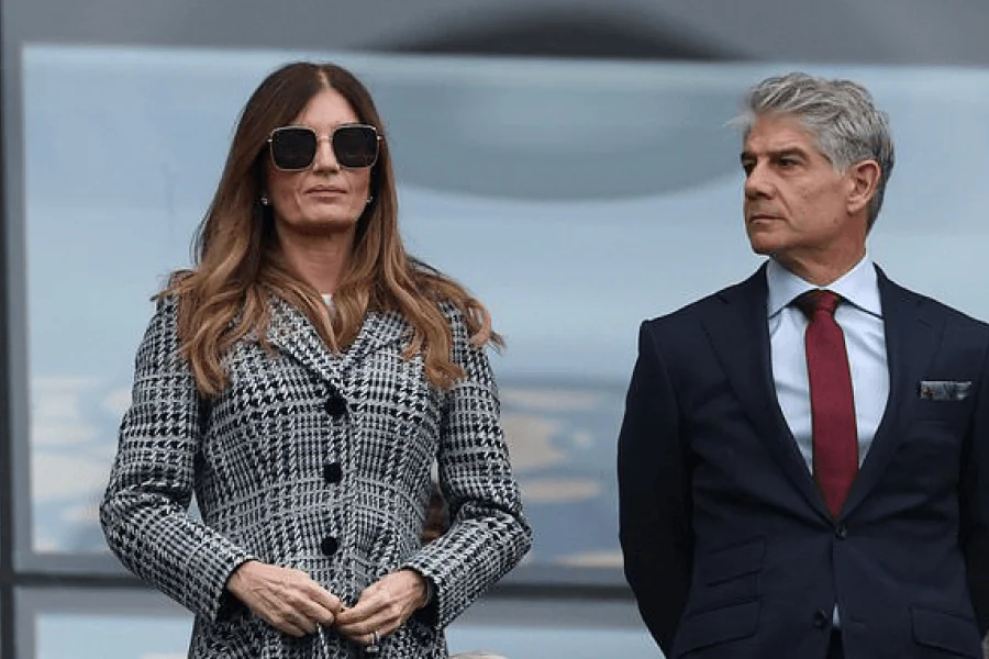 Karren Brady tribune officielle Premier League costume sombre