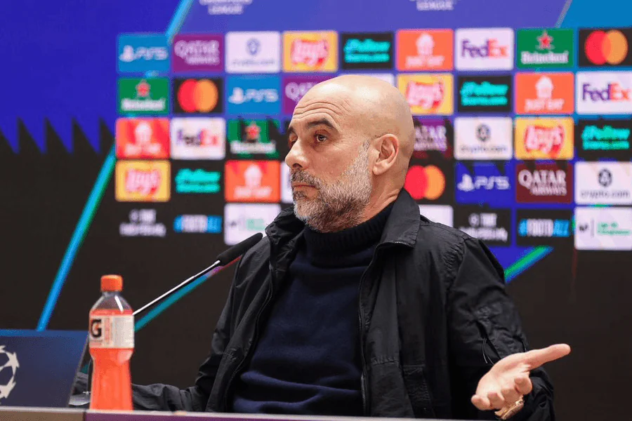 Pep Guardiola secouant la tête sur le banc contre Arsenal Manchester City