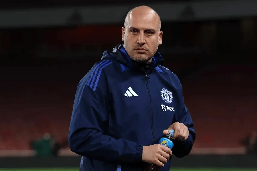 Adam Lawrence entraîneur par intérim U21 Man Utd défend Chido Obi