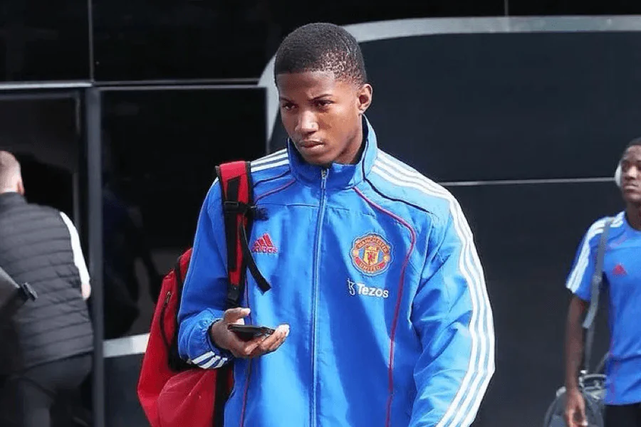 Chido Obi célèbre quatre buts victoire Leicester PL2 février 2026