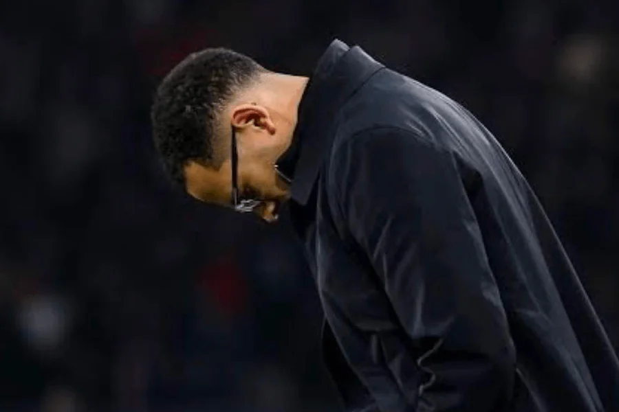 Liam Rosenior donne des instructions tactiques sur le banc de Chelsea