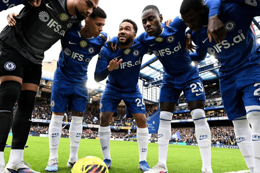 Joueurs Chelsea tête baissée après défaite contre Manchester United