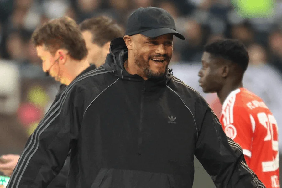 Vincent Kompany donne des instructions tactiques aux joueurs du Bayern.