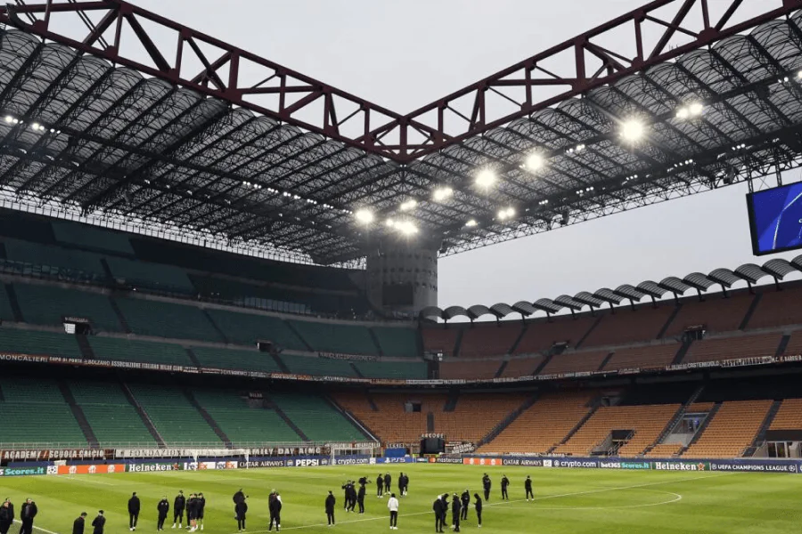 Le magnifique stade San Siro de Milan complètement illuminé.