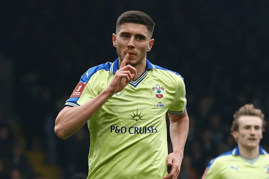 Ross Stewart Southampton marque le but vainqueur contre Arsenal en quart de finale FA Cup

