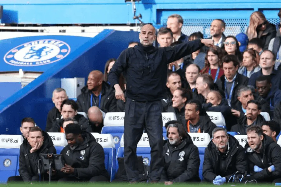 Pep Guardiola donne des instructions tactiques lors d'un match de coupe en Premier League

