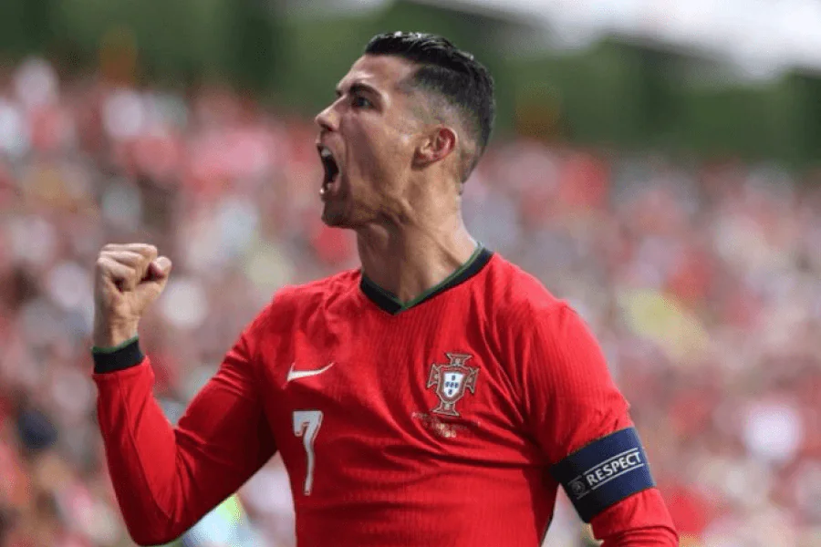 Cristiano Ronaldo célébrant un but sous le maillot de la sélection portugaise