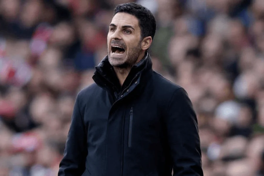 Mikel Arteta donne des instructions tactiques sur le bord du terrain à l'Emirates