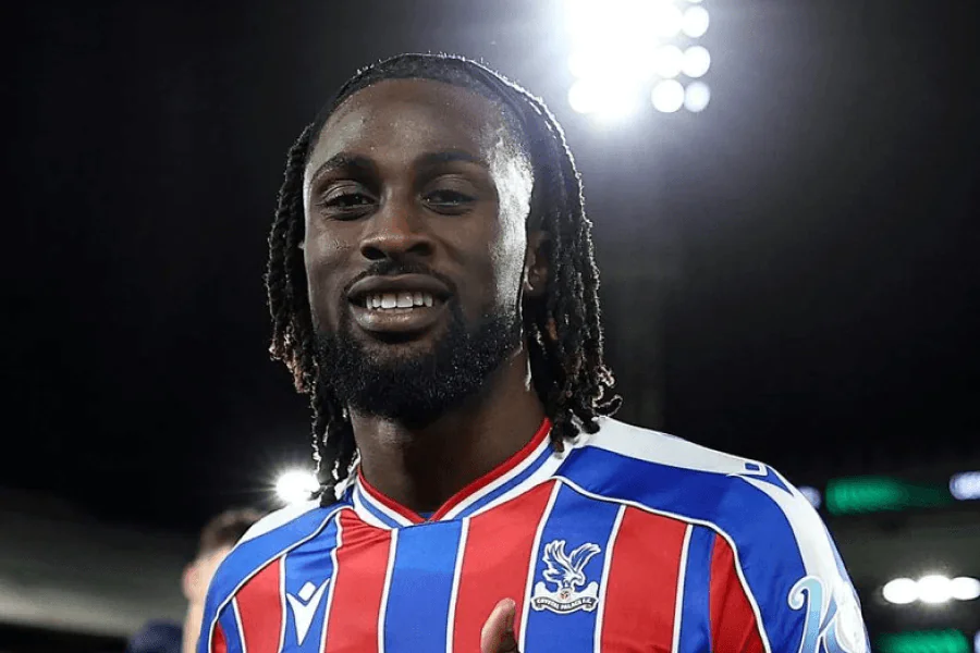 Evann Guessand en duel avec un défenseur sous le maillot des Eagles