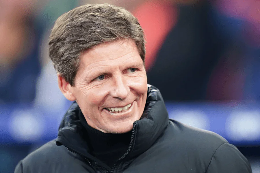 Oliver Glasner entraîneur Crystal Palace donnant des consignes tactiques