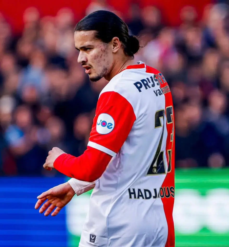 Anis Hadj Moussa en dribble sous le maillot de Feyenoord lors d'un match d'Eredivisie au De Kuip

