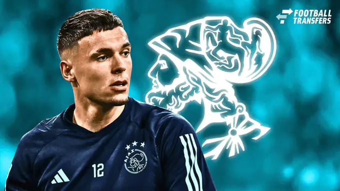 Jay Gorter sous le maillot de l'Ajax FC lors d'un entraînement de l'équipe première en 2024

