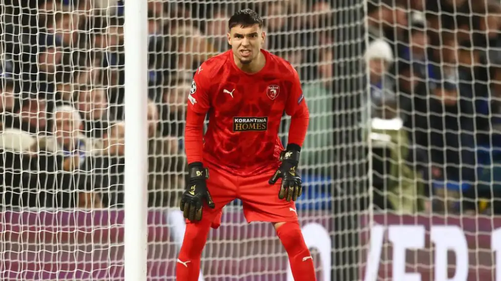Jay Gorter gardien néerlandais du Paphos FC en arrêt lors d'un match du championnat chypriote 2025-26

