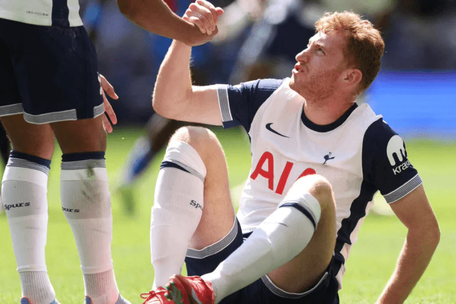 Kulusevski en rééducation sur le terrain d'entraînement de Tottenham Hotspur