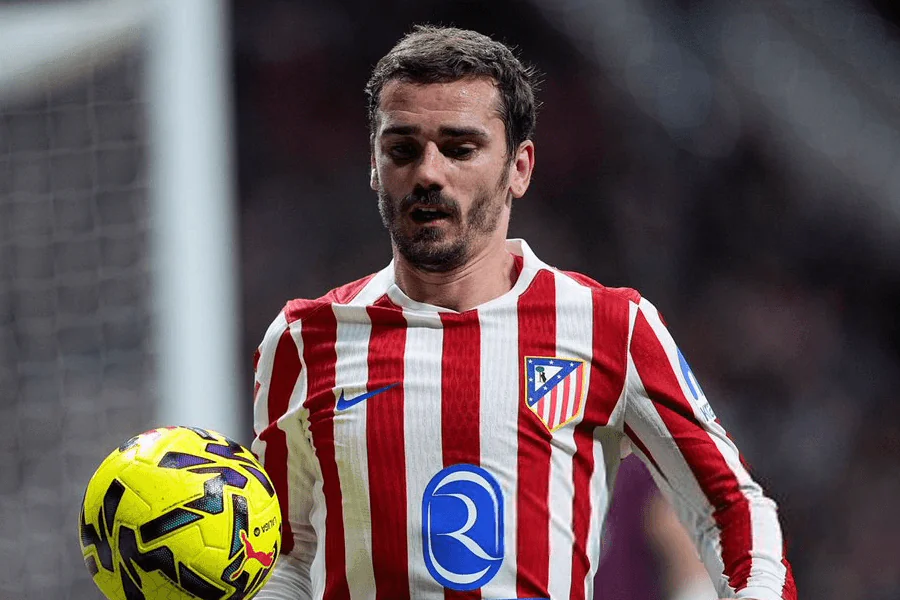 Antoine Griezmann de l'Atlético Madrid en plein sprint lors d'une nuit de LDC

