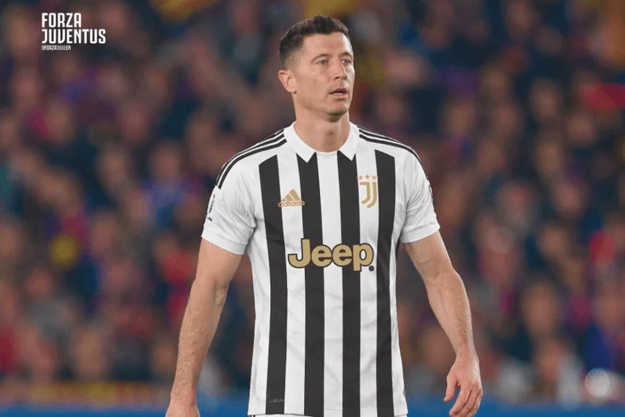 Vue du stade San Siro de Milan sous les lumières d'un soir de match européen