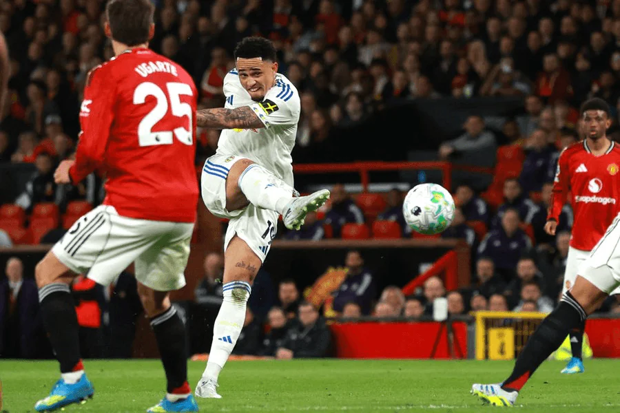 Noah Okafor doublé Old Trafford Leeds Manchester United avril 2026