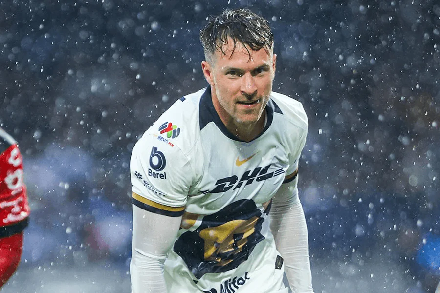 Aaron Ramsey capitaine du Pays de Galles levant le brassard lors de l'Euro 2016

