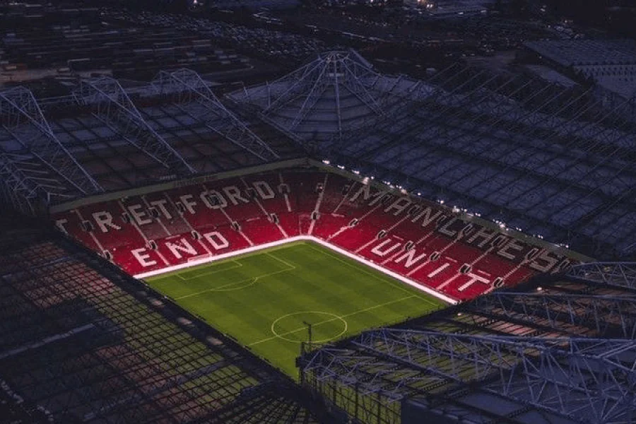 Stade Old Trafford sous les lumières lors d'un match de Premier League
