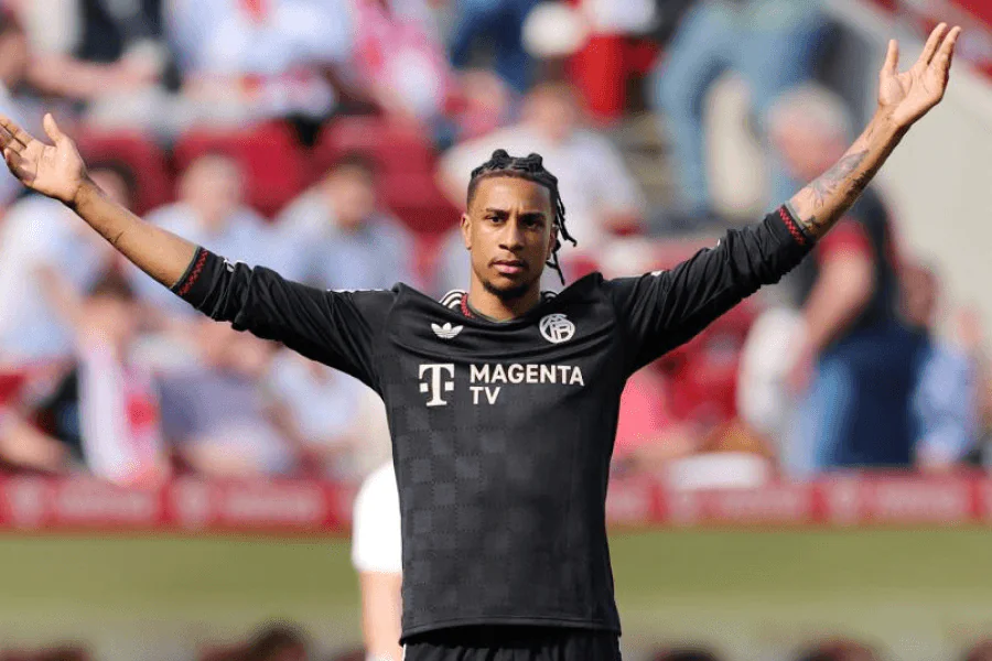 Michael Olise dribble un défenseur en demi-finale de Ligue des Champions